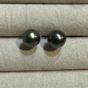 Black Tahitian silver ear studs